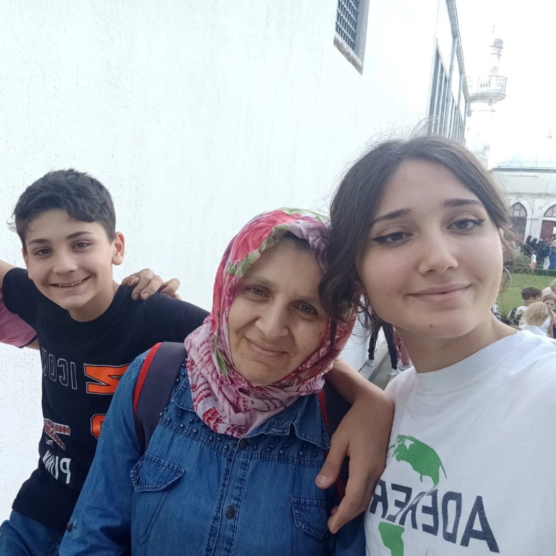 avrilavignestan's tweet photo. Ben İkbal Uzuner... Henüz 19 yaşındaydım. Yıllarca aynı kişinin takıntısı, tehdidi ve ısrarlı takibi altında yaşadım. Defalarca korktum, uzaklaşmak istedim, kurtulmaya çalıştım. Kimse tam olarak duymadı çığlığımı. hayallerimle birlikte canice katledildim. #ikbaluzuner https://t.co/KJHsh5mIPq