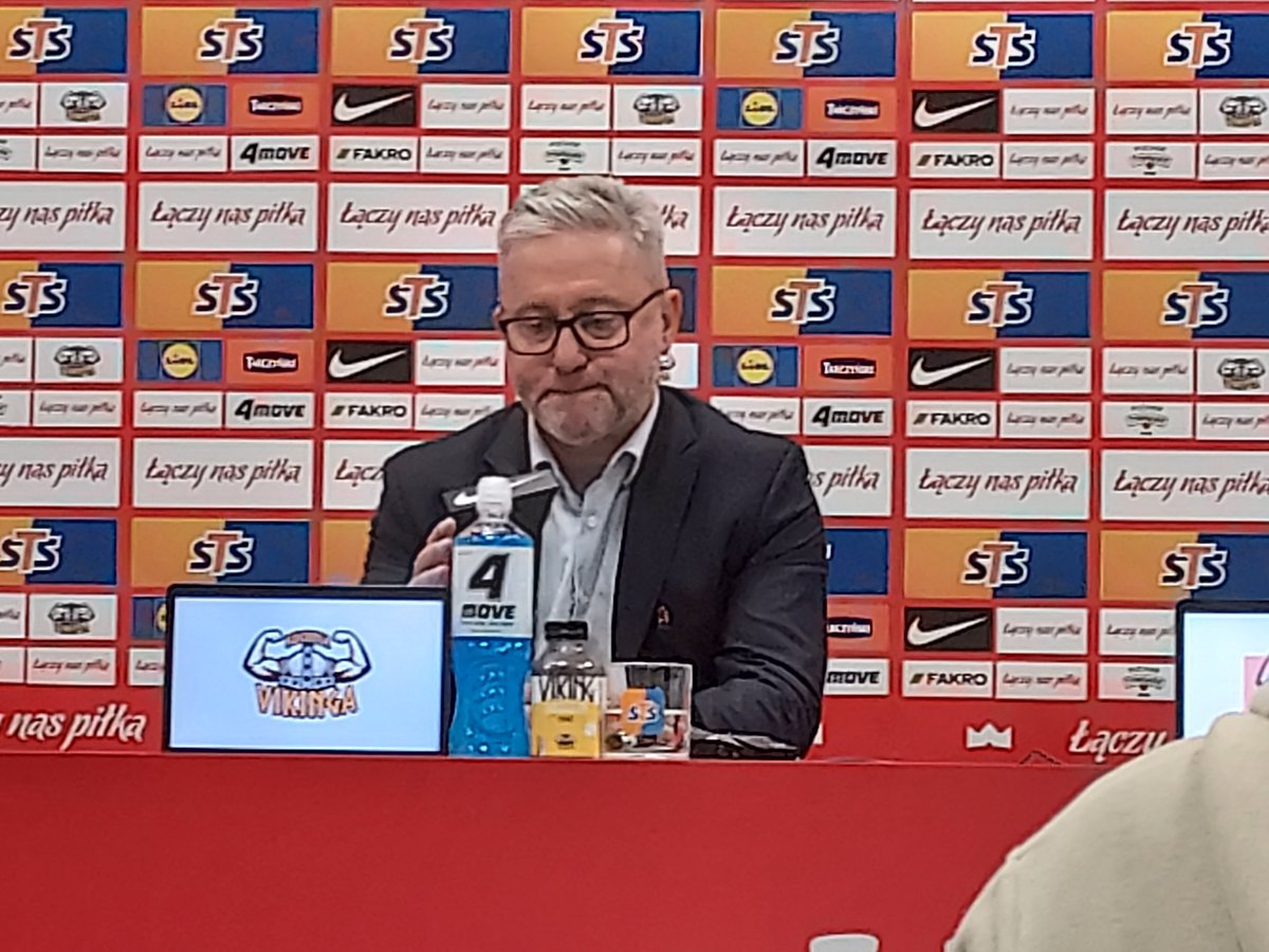 bugajski_karol's tweet photo. Trener Jerzy Brzęczek: Pytanie o przyszłość jest nawet nie na miejscu. Jestem selekcjonerem U-21, moim marzeniem jest pojechać na turniej. Mamy 9 wygranych, myślę, że nigdy nie było takiej sytuacji, że nie kwalifikujesz się z takim wynikiem #POLSWE https://t.co/IMU8HHnuHG