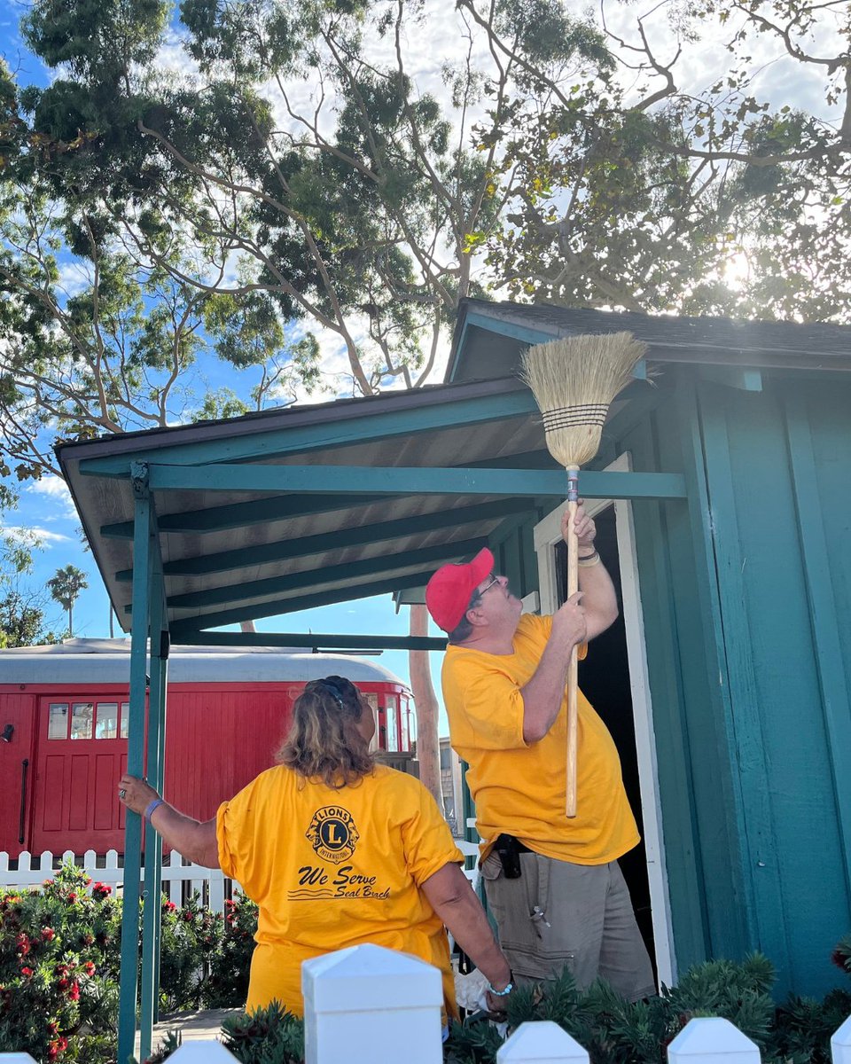 lionsclubs's tweet photo. Being a Lion is about community and friendships. It’s about serving and connecting with humanity. It’s about being there for people, even with something as simple as a smile. 😊 https://t.co/uTCXNBiSYi