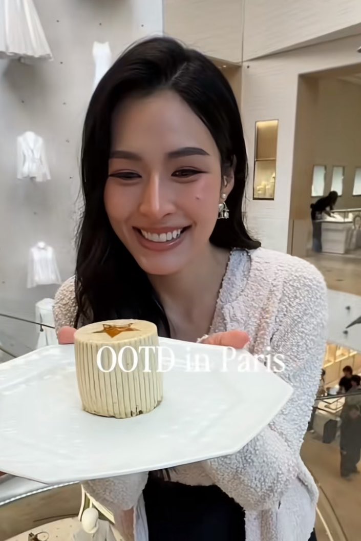 kaijeaw__19's tweet photo. อ๊ากกกกก “ คุณหนู Dior ” ของขวัญคนนอนดึก !!
ทะมั่ยตุวแค่นี้ละเนี่ย ฮือๆ พี่คนสวยแป๋วมากก🥺💖

#LinglingKwong @Dior 
 #LingOrmDiorSummer27 https://t.co/zefnjay574