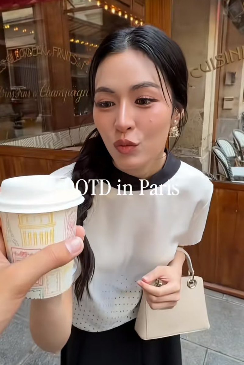 kaijeaw__19's tweet photo. อ๊ากกกกก “ คุณหนู Dior ” ของขวัญคนนอนดึก !!
ทะมั่ยตุวแค่นี้ละเนี่ย ฮือๆ พี่คนสวยแป๋วมากก🥺💖

#LinglingKwong @Dior 
 #LingOrmDiorSummer27 https://t.co/zefnjay574