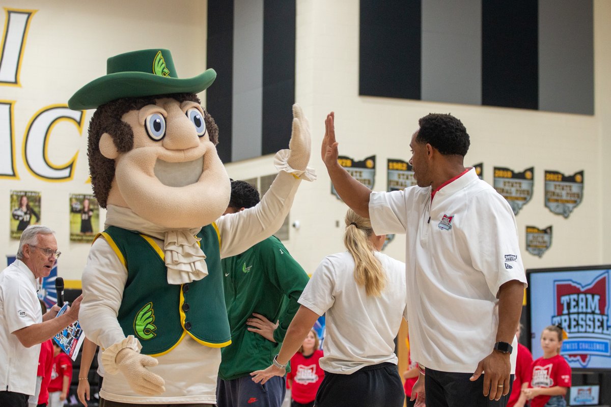 DubCQuakers's tweet photo. 💚 QUAKERS IN THE COMMUNITY!

Quaker coaches and student-athletes joined President Corey Cockerill and AD Matt Croci at Miami Trace for the Team Tressel Fitness Challenge!

💪 Our Quakers demonstrated exercises and encouraged students alongside Lt. Gov. Jim Tressel!

#WeAreDubC https://t.co/Am9OeULRX4