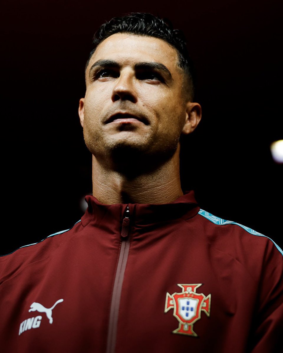 Cristiano's tweet photo. Após a conferência de imprensa do Selecionador Nacional, e no seguimento de uma conversa com o Presidente da Federação Portuguesa de Futebol, tomei a decisão de deixar o estágio da Seleção Nacional.

A seu tempo, direi a verdade a todos os Portugueses sobre as razões que motivaram a minha saída da equipa nacional, à qual sempre me dediquei. 

Agora é tempo de desejar boa sorte a Portugal e a todos os meus companheiros de equipa, sem exceção.
