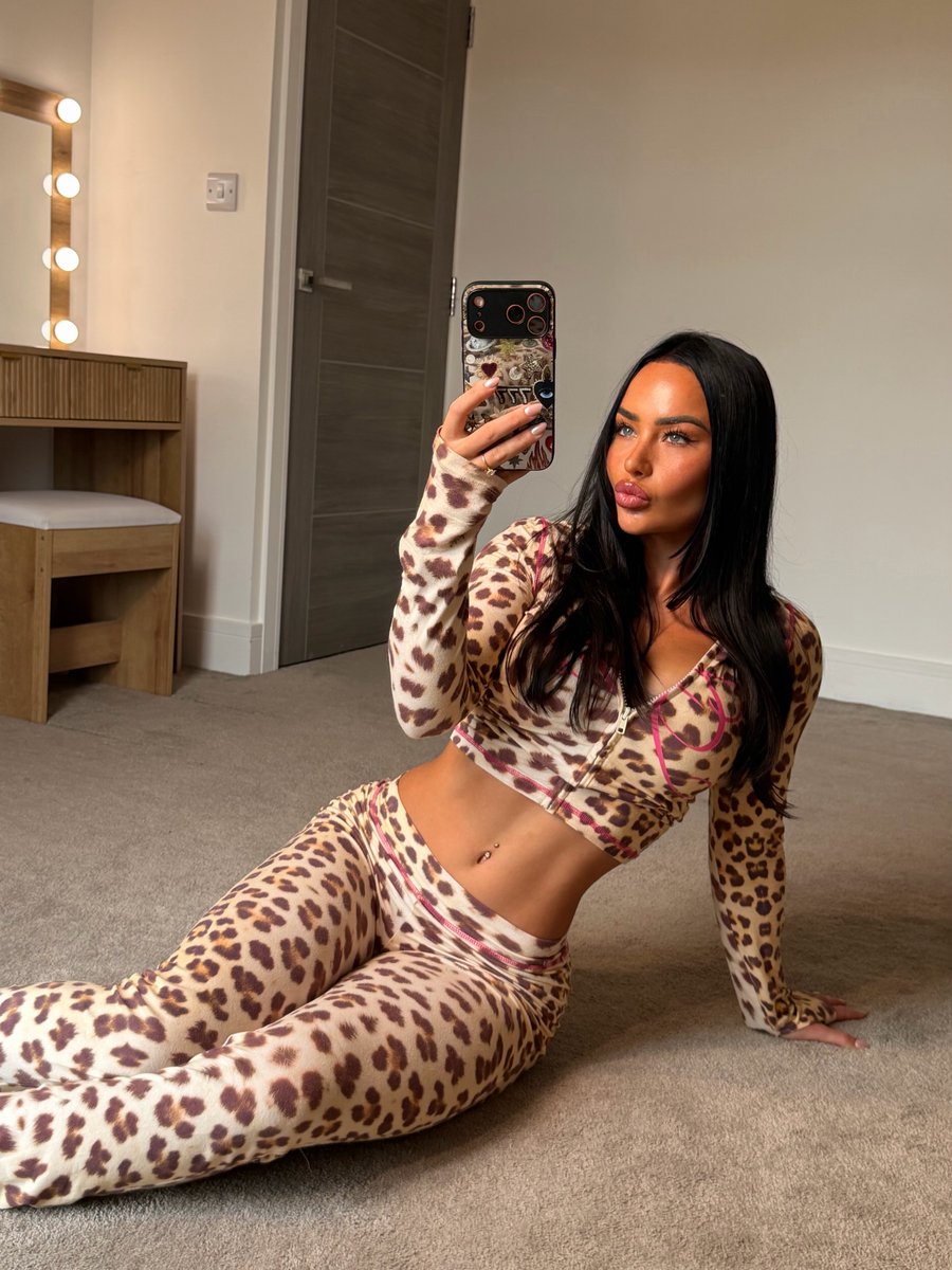 Goddessscourtt's tweet photo. Say “yes” for a cheeky pics in DMs😉 https://t.co/qAfiokFLuS
