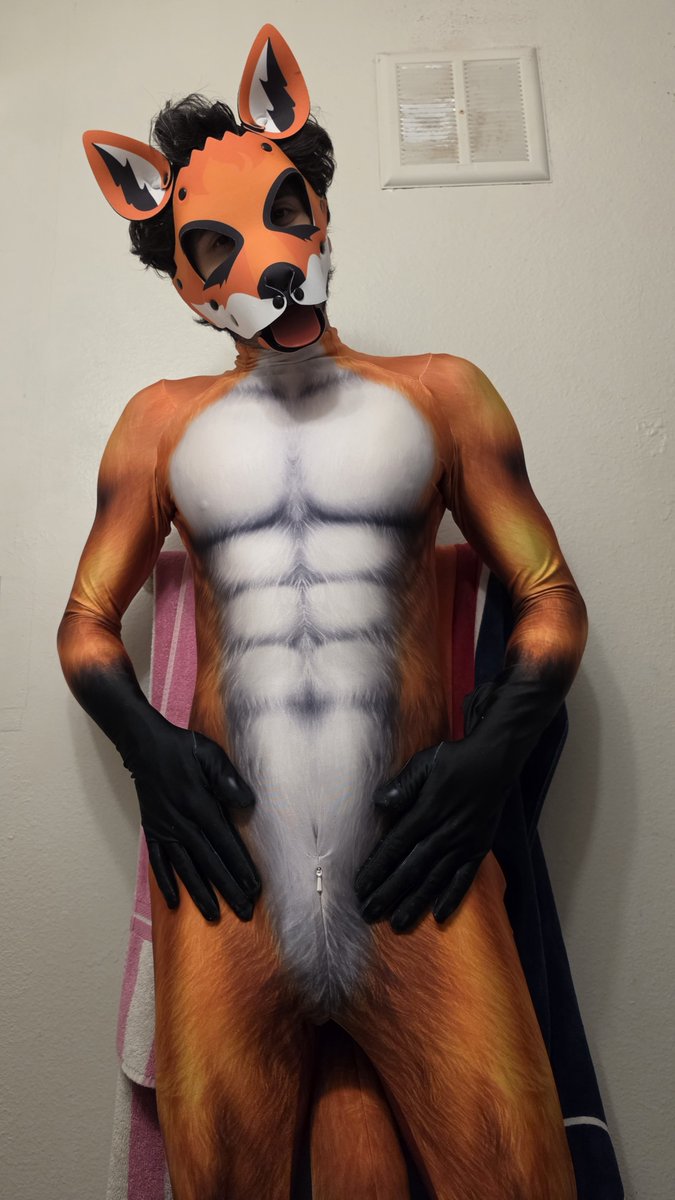 Crevan_FoxAD's tweet photo. Its been a while and Foxtober is coming. 
Here's my newish shiny petsuit from @PETSUITFORFUN   and new foxy pup hood from @wruffstuff!  I love how it fits well with the suit and makes me feel extra foxy, specially when I get musky in my petsuits! 🦊
#petsuit https://t.co/SyDQlN3H2E