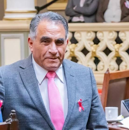 Tono_delaVega's tweet photo. El diputado @elpidio_diaz es acusado de extorsionador y abuso de poder por representantes de la empresa ALBERANA en Almecatla con sus unidades bloquea entrada de empresa y exige 9 MDP para liberarla. Además, utiliza papelería del @CongresoPue para asuntos sindicales. #Continuara https://t.co/WbcREKRmrf