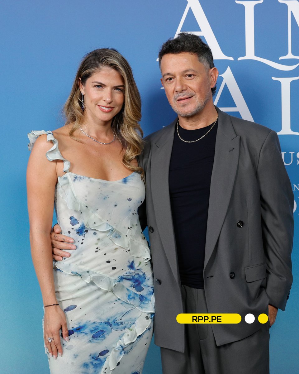 RPPNoticias's tweet photo. 🇪🇸🤩 Alejandro Sanz acudió al estreno de 'El alma al aire' junto a Stephanie Cayo y sus hijos en el Teatro Ocaso Coliseum Madrid. El nuevo musical toma como punto de partida las canciones del artista para contar una historia original ambientada en Gazulea, un pueblo pesquero ficticio inspirado en Cádiz, al sur de España.

➡️ Más información en https://t.co/2fG5AOY3HH 
📸: EFE