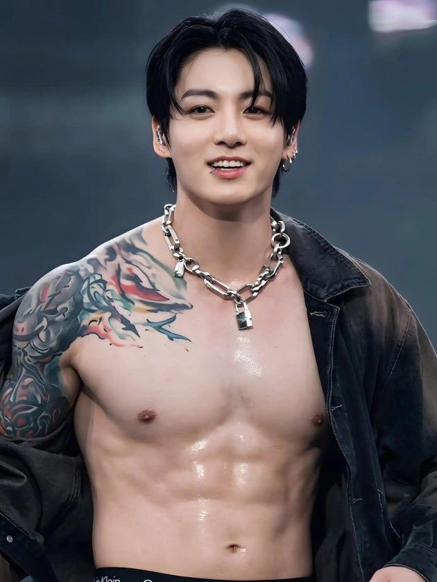 JEONKH_'s tweet photo. damn!!! jungkook is so BIG https://t.co/cqZMpHCvzF