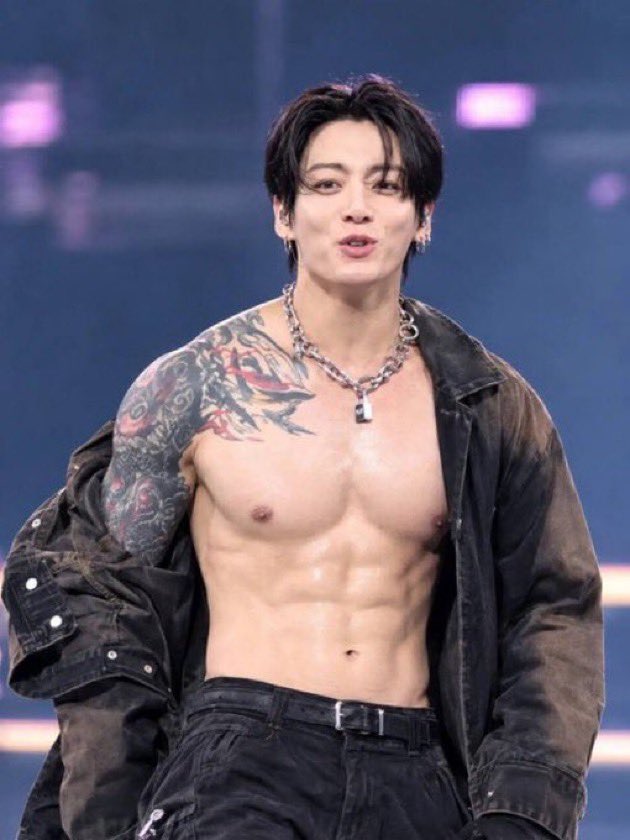 JEONKH_'s tweet photo. damn!!! jungkook is so BIG https://t.co/cqZMpHCvzF
