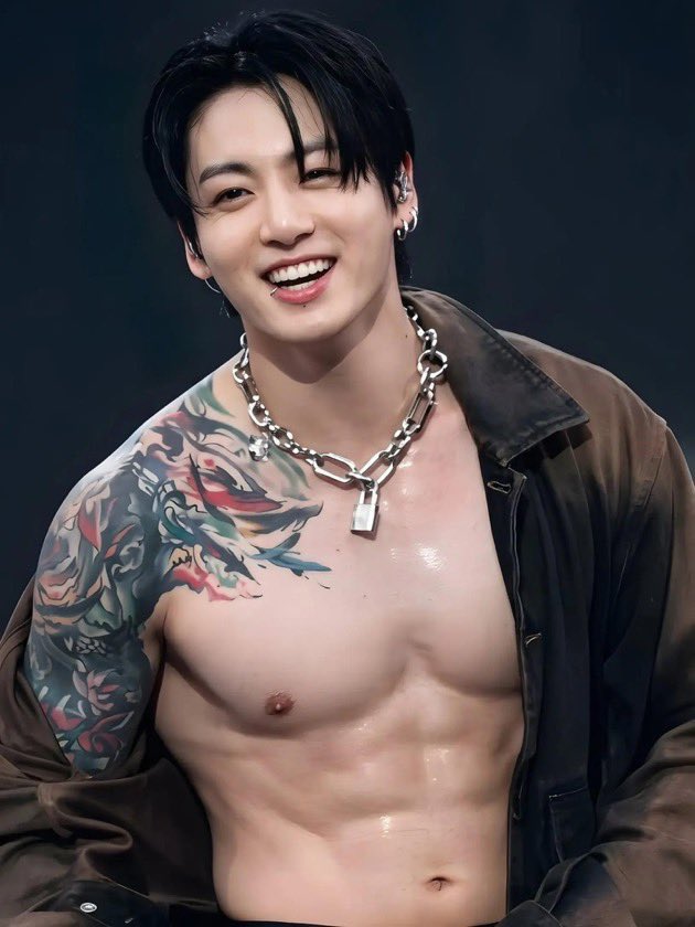 JEONKH_'s tweet photo. damn!!! jungkook is so BIG https://t.co/cqZMpHCvzF
