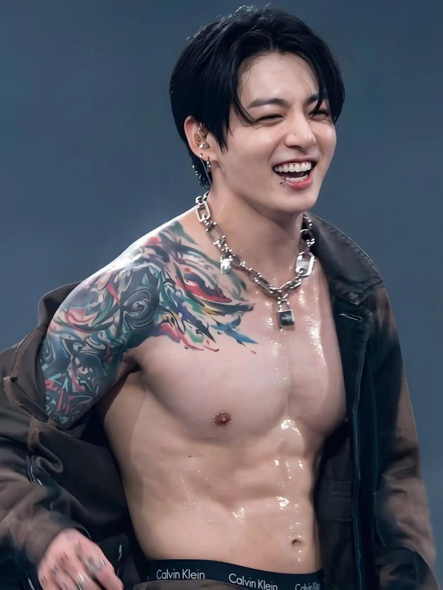 JEONKH_'s tweet photo. damn!!! jungkook is so BIG https://t.co/cqZMpHCvzF