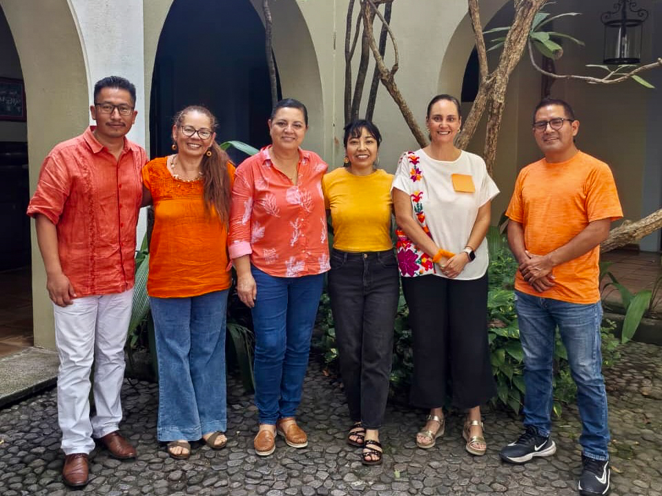 ciadmx's tweet photo. 🧡Cada día 25, en las distintas subsedes del #CIAD, nuestra comunidad se viste de naranja como símbolo de compromiso con la prevención y erradicación de la violencia contra las mujeres y las niñas. https://t.co/7O0ps6rkkJ