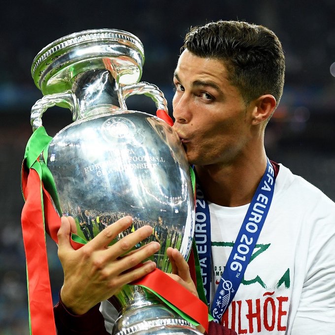 Qatari's tweet photo. للتذكير .. 

منتخب البرتغال طوال تاريخه لم يفز بأي بطولة حتى جاء الأسطورة كريستيانو رونالدو وحقق لهم بطولات

يبدو أن الجميع نسى من هو الدون اللاعب الأفضل في تاريخ بلاده https://t.co/8JUJyeY8Dk