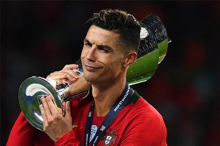 Qatari's tweet photo. للتذكير .. 

منتخب البرتغال طوال تاريخه لم يفز بأي بطولة حتى جاء الأسطورة كريستيانو رونالدو وحقق لهم بطولات

يبدو أن الجميع نسى من هو الدون اللاعب الأفضل في تاريخ بلاده https://t.co/8JUJyeY8Dk