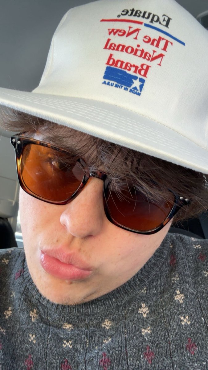 anthdgaf's tweet photo. sweater sunnies season https://t.co/EX8Sx3QgiN