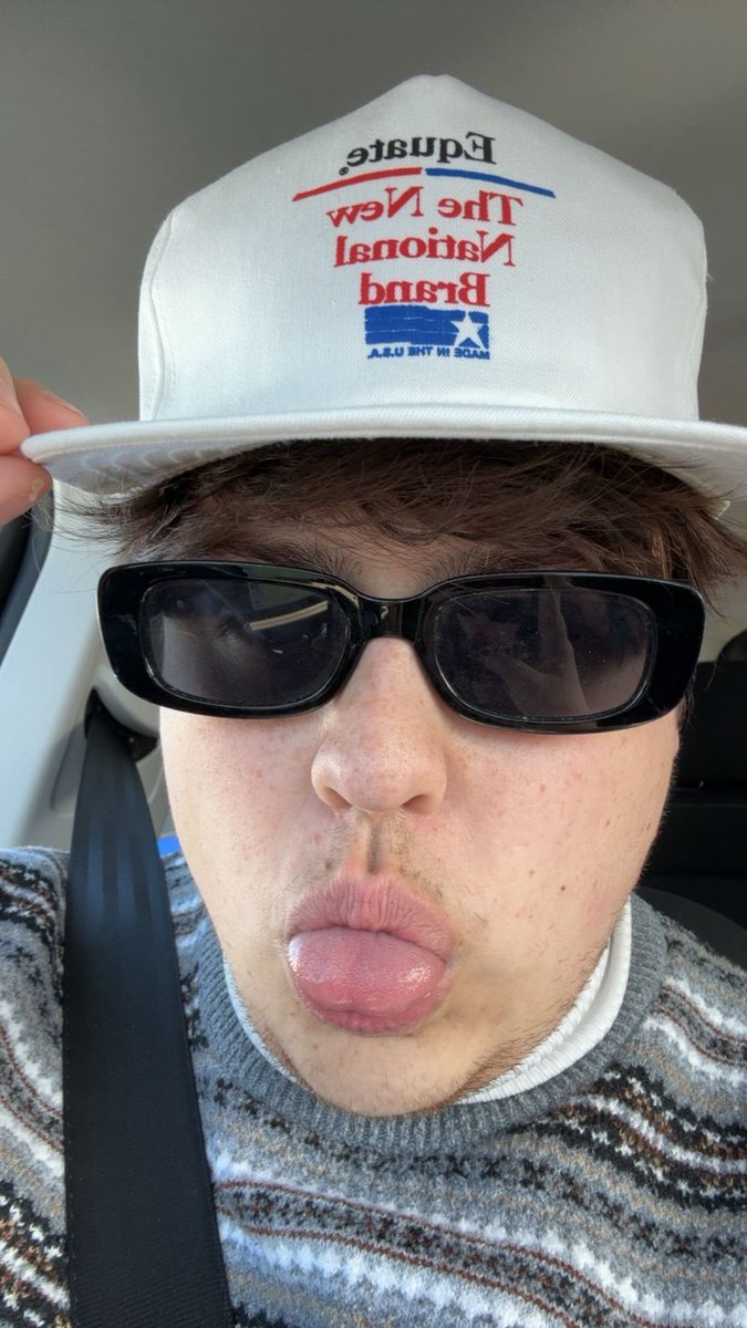 anthdgaf's tweet photo. sweater sunnies season https://t.co/EX8Sx3QgiN