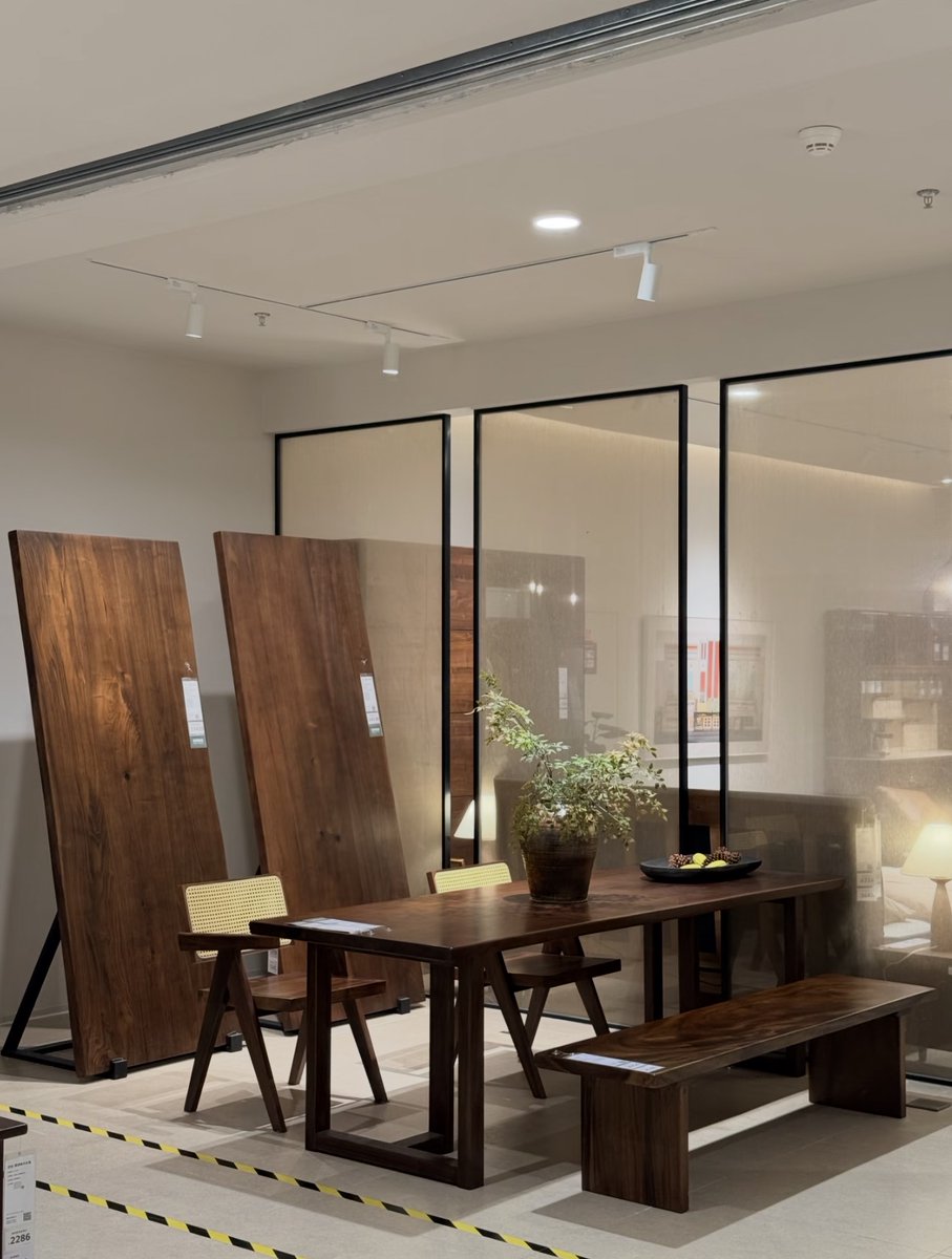 GVAwoodUSA's tweet photo. Solid oak furniture brings lasting warmth, strength, and character to every room. Choose honest joinery and natural finishes for pieces built to last. #SolidWoodFurniture #OakBedFrame #CoffeeTable https://t.co/EDB5E6SstL