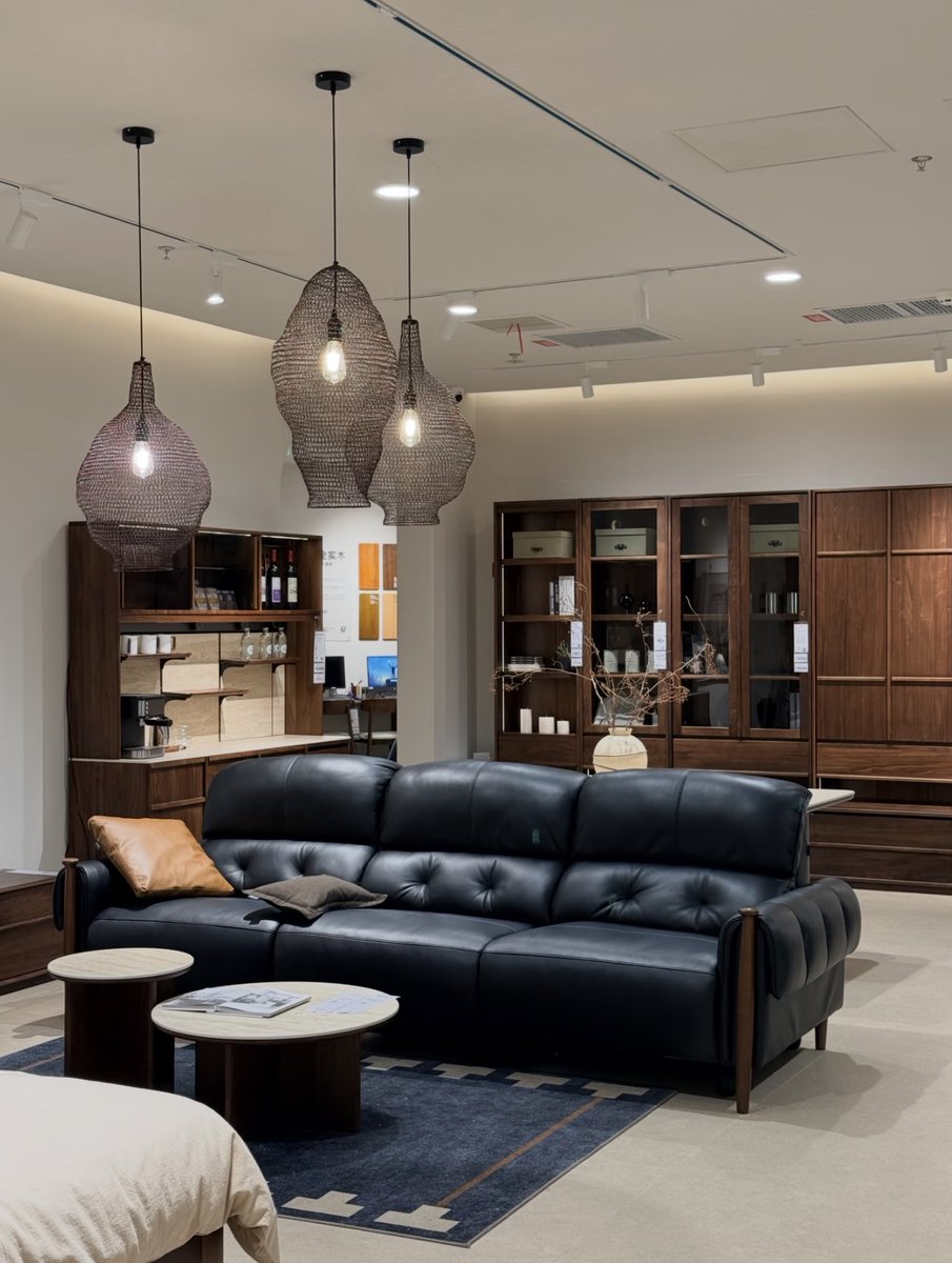 GVAwoodUSA's tweet photo. Solid oak furniture brings lasting warmth, strength, and character to every room. Choose honest joinery and natural finishes for pieces built to last. #SolidWoodFurniture #OakBedFrame #CoffeeTable https://t.co/EDB5E6SstL