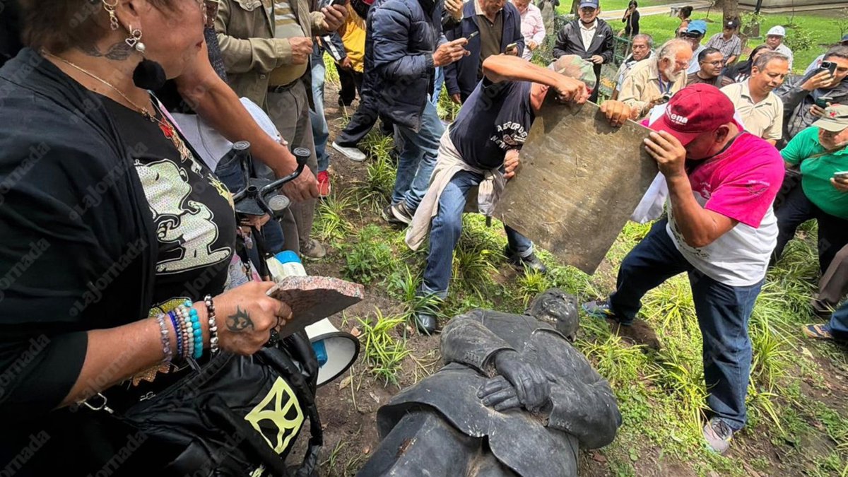 lajornadaonline's tweet photo. ⭕️ Tras protestar contra el ex presidente Felipe Calderón frente a un hotel en Paseo de la Reforma, integrantes del Frente Amplio de Unidad marcharon al Centro Cultural Los Pinos y arremetieron contra la estatua del ex mandatario, que yacía en el piso desde julio de 2025 tras ser derribada por un árbol.

A golpes, los ex trabajadores de LyFC le desprendieron la cabeza y arrancaron la placa con la leyenda "Presidente Lic. Felipe Calderón Hinojosa. 2006-2012".

📸 #DíaEnImágenes / Alfredo Domínguez