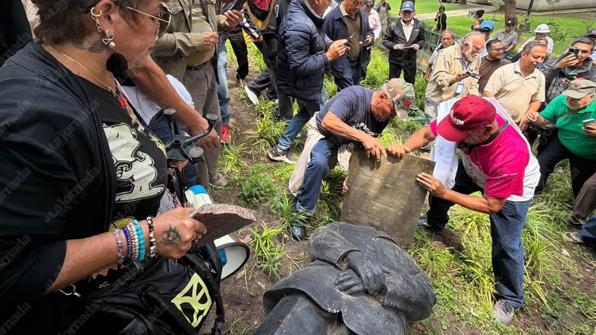 lajornadaonline's tweet photo. ⭕️ Tras protestar contra el ex presidente Felipe Calderón frente a un hotel en Paseo de la Reforma, integrantes del Frente Amplio de Unidad marcharon al Centro Cultural Los Pinos y arremetieron contra la estatua del ex mandatario, que yacía en el piso desde julio de 2025 tras ser derribada por un árbol.

A golpes, los ex trabajadores de LyFC le desprendieron la cabeza y arrancaron la placa con la leyenda "Presidente Lic. Felipe Calderón Hinojosa. 2006-2012".

📸 #DíaEnImágenes / Alfredo Domínguez