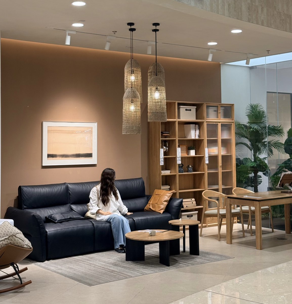 GVAwoodUSA's tweet photo. Solid oak furniture brings lasting warmth, strength, and character to every room. Choose honest joinery and natural finishes for pieces built to last. #SolidWoodFurniture #OakBedFrame #CoffeeTable https://t.co/rmQil7CRMQ