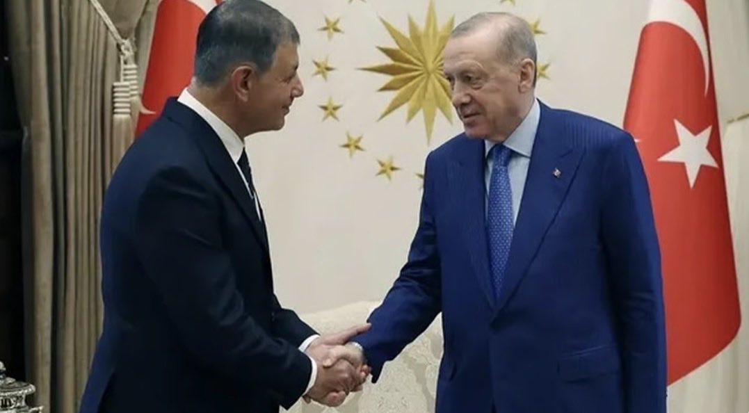 KUGUN_MEDYA's tweet photo. Cemil Tugay Erdoğan ile görüştü: AK Parti'ye geçiyor
İzmir Büyükşehir Belediye Başkanı Cemil Tugay ile Cumhurbaşkanı Recep Tayyip Erdoğan Külliye'de görüştü. Tugay'ın AK Parti'ye geçiş sürecinin başlatıldığı belirtildi

Kaynak (NOTBİR) https://t.co/PAdpQCaYaw