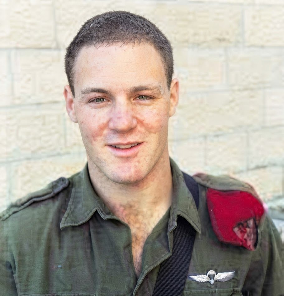 mikaaaa955's tweet photo. ביום כזה, חשוב להזכיר את דניאל לוין ז"ל. יהודי אמריקאי יזם מצליח, שעלה לארץ כדי להתגייס ולחם בסיירת מטכ"ל. דניאל היה על המטוס הראשון שהתנגש בתאומים, הוא ידע ערבית וקרא את האירוע. בגבורה עילאית, בידיים חשופות הוא נלחם בחוטפים, עד שנדקר למוות.
דניאל היה הנרצח הראשון באסון התאומים. https://t.co/F8n3hr2Nt3