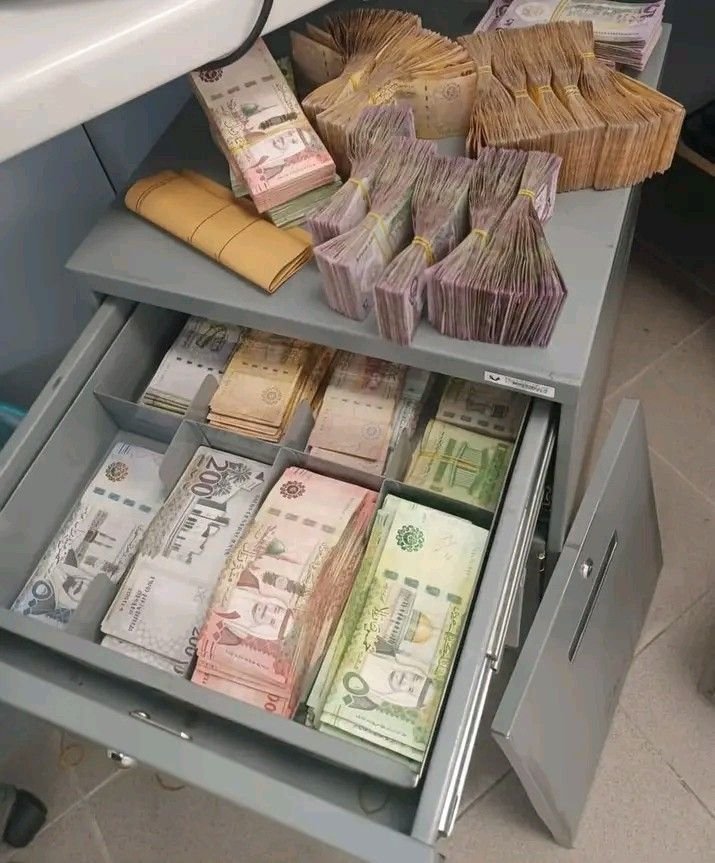 cbvs9y's tweet photo. من نصيبك بإذن الله ❤️❤️❤️
لو جتك ٦مليون ريال اليوم 
هل يمكن للمبلغ .. أن يحل كل مشاكلك 💵

١ - نعم 
٢ - لا https://t.co/jPqRodiZSd