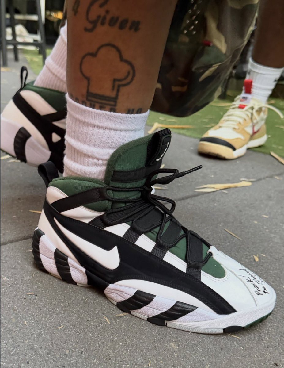 zSneakerHeadz's tweet photo. The Nike Air Alarm “White/Black/Deep Forest” finally RETURNS Fall 2027! 🎾👟 https://t.co/4abIddYlT1