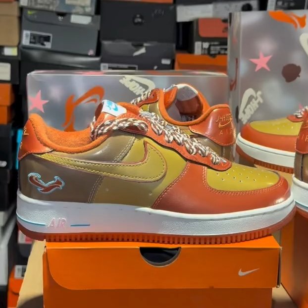 KicksFinder's tweet photo. IN HAND LOOK: NIGO x J-Hope x Nike Air Force 1 '01 "Burnt Sunrise" 🐿️

🗓️ October 22nd, 2026
📝 IO8766-800 (MENS)
💰 $150 USD
📹 IG: pgknows
💵COP OR 🚮DROP? https://t.co/FSYXMUTGUL