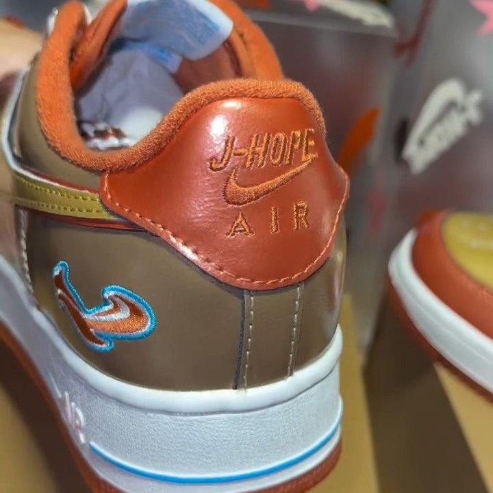 KicksFinder's tweet photo. IN HAND LOOK: NIGO x J-Hope x Nike Air Force 1 '01 "Burnt Sunrise" 🐿️

🗓️ October 22nd, 2026
📝 IO8766-800 (MENS)
💰 $150 USD
📹 IG: pgknows
💵COP OR 🚮DROP? https://t.co/FSYXMUTGUL