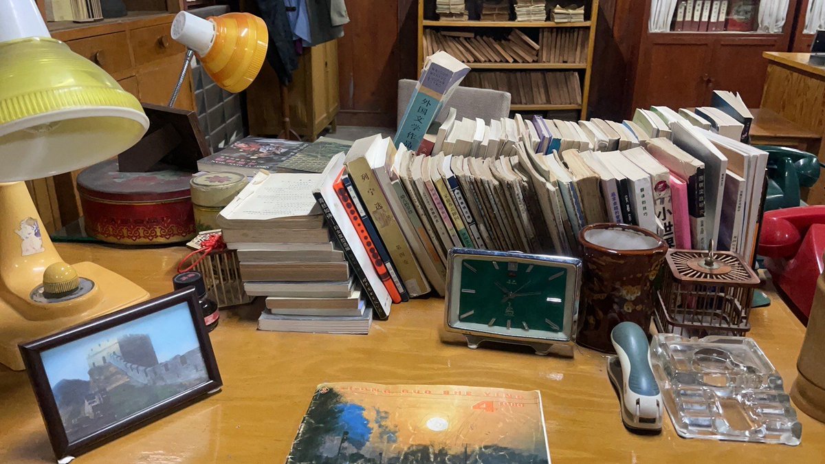 Christyscu3h's tweet photo. Ordenando mis viejos libros y objetos de casa hoy - encontré algunas cosas que no usaba y que otros pueden necesitar! Tienes cosas similares que quieres ordenar https://t.co/xOXaIPFWWC