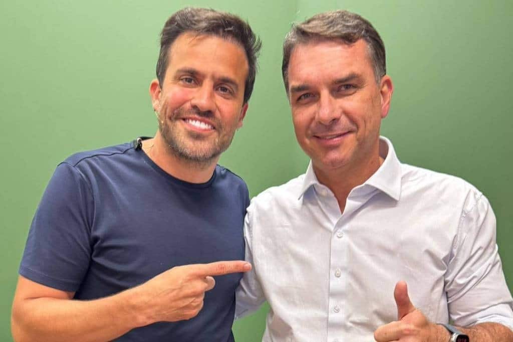 mariarita4141's tweet photo. Após fracasso eleitoral, Marçal integra campanha de Flávio depois de apoiar Cury: O candidato à Presidência Flávio Bolsonaro (PL) anunciou nesta terça-feira (29) a entrada do influenciador Pablo Marçal em sua campanha eleitoral. O ex-candidato… https://t.co/iVr8jLfhsP