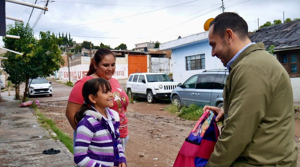 AlTiempoDgo's tweet photo. 🎒 #AlTiempo | Más de 150 familias han sido beneficiadas con las “MoChidas”, iniciativa impulsada por #EduardoRodríguezHerrera. @cnopdurango @CDE_PRI_Durango 

https://t.co/LPQrhmw0Py 

#RegresoAClases #Educación #AlTiempo https://t.co/EctXHvFlYg