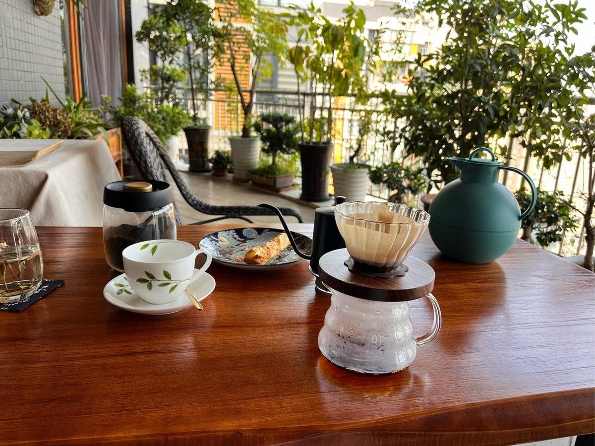 Patelgzma's tweet photo. Mi café matutino ahora se toma en el balcón con la luz del sol, no en la oficina entre papeles: pequeos cambios que hacen la vida mejor. https://t.co/XbzZMWOjVG