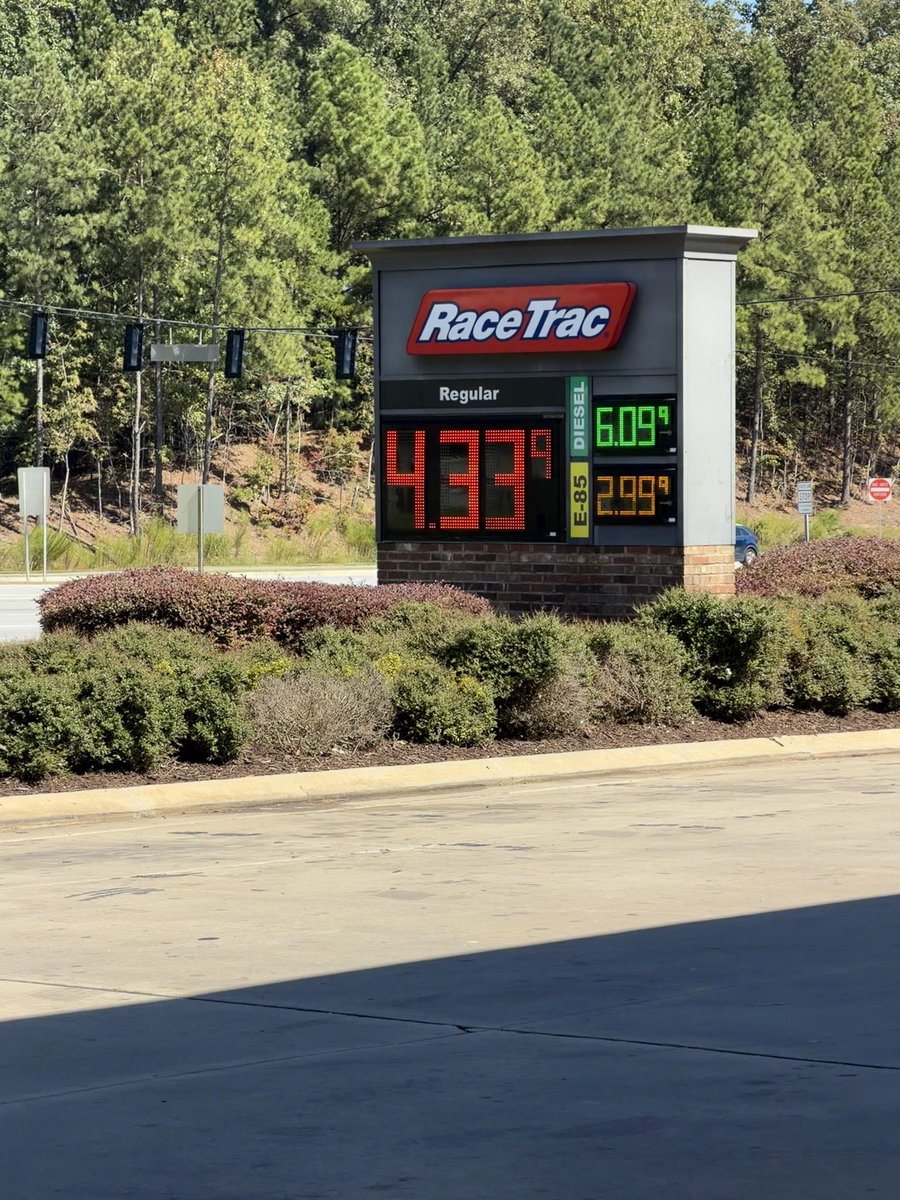 ruwaromman's tweet photo. $4.33 a gallon. 

Keisha Lance Bottoms called to suspend the gas tax. 

Rick Jackson exported oil to line his pockets and raise prices more.

The choice could not be more clear. https://t.co/3i33XMkhnu