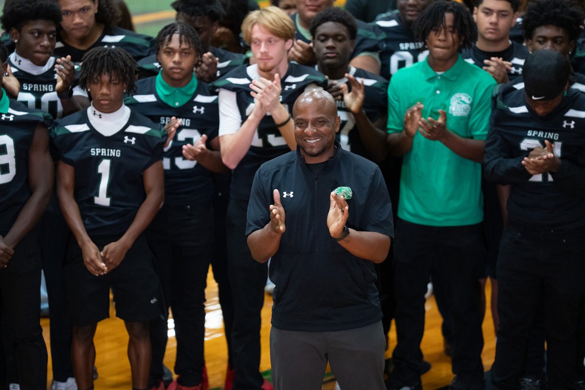 SpringISD's tweet photo. We’re taking a look back at an unforgettable Friday Football Frenzy as FOX 26’s Nate Griffin brought the energy to both Spring High School 🦁 and Dekaney High School 🐾 ahead of their big rivalry matchup!
From the school spirit to the excitement around campus, the hype was REAL. 📸🔥
Thank you, Nate, for stopping by and helping us get the rivalry started! 🙌🏽

-

¡Recordamos un inolvidable Friday Football Frenzy, cuando Nate Griffin de FOX 26 llevó toda la energía a la Secundaria Spring 🦁 y la Secundaria Dekaney 🐾 antes de su gran enfrentamiento de rivalidad.
Desde el orgullo escolar hasta la emoción que se vivió en ambas escuelas, ¡el entusiasmo fue REAL! 📸🔥
¡Gracias, Nate, por visitarnos y ayudarnos a dar inicio a esta gran rivalidad! 🙌🏽

#SpringISD #SpringHighSchool #DekaneyHighSchool #FridayFootballFrenzy #TheNewSpringISD