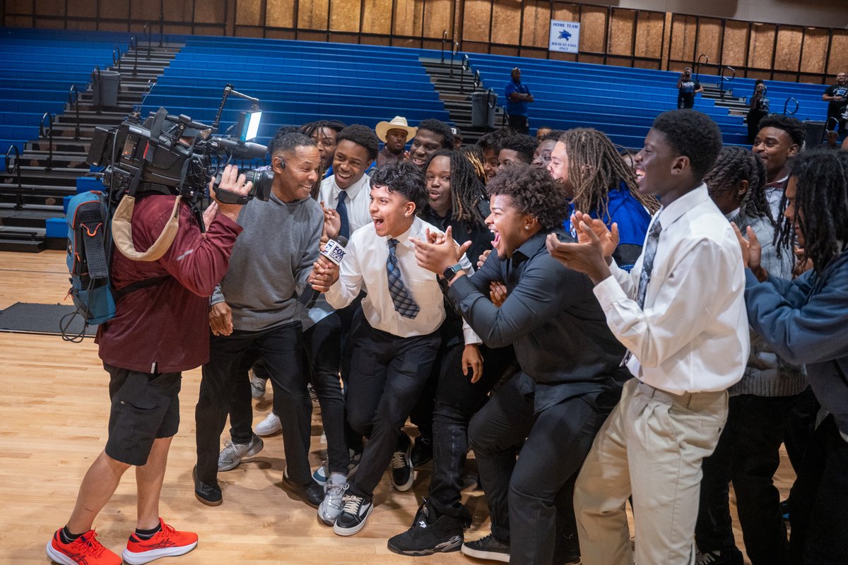 SpringISD's tweet photo. We’re taking a look back at an unforgettable Friday Football Frenzy as FOX 26’s Nate Griffin brought the energy to both Spring High School 🦁 and Dekaney High School 🐾 ahead of their big rivalry matchup!
From the school spirit to the excitement around campus, the hype was REAL. 📸🔥
Thank you, Nate, for stopping by and helping us get the rivalry started! 🙌🏽

-

¡Recordamos un inolvidable Friday Football Frenzy, cuando Nate Griffin de FOX 26 llevó toda la energía a la Secundaria Spring 🦁 y la Secundaria Dekaney 🐾 antes de su gran enfrentamiento de rivalidad.
Desde el orgullo escolar hasta la emoción que se vivió en ambas escuelas, ¡el entusiasmo fue REAL! 📸🔥
¡Gracias, Nate, por visitarnos y ayudarnos a dar inicio a esta gran rivalidad! 🙌🏽

#SpringISD #SpringHighSchool #DekaneyHighSchool #FridayFootballFrenzy #TheNewSpringISD