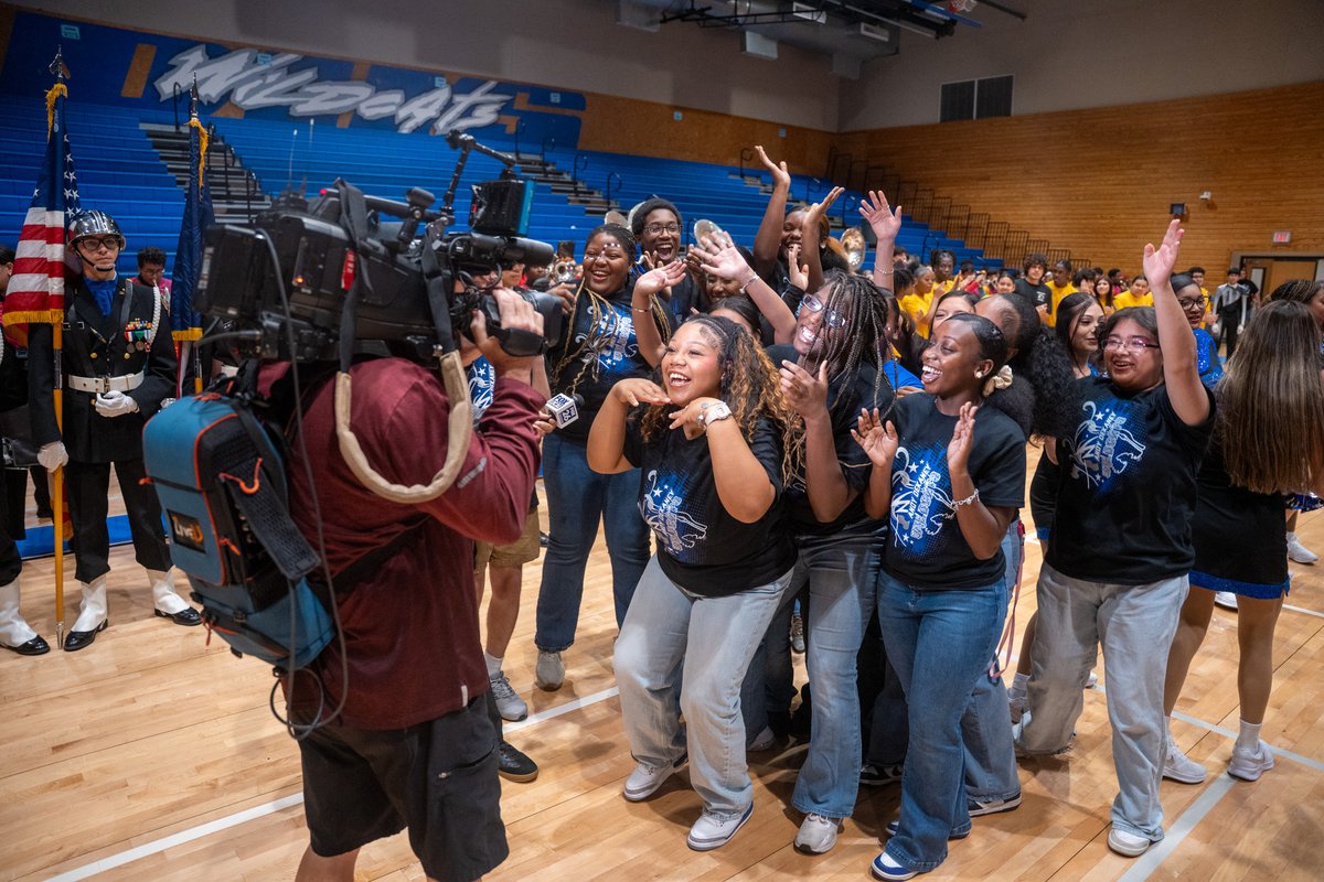 SpringISD's tweet photo. We’re taking a look back at an unforgettable Friday Football Frenzy as FOX 26’s Nate Griffin brought the energy to both Spring High School 🦁 and Dekaney High School 🐾 ahead of their big rivalry matchup!
From the school spirit to the excitement around campus, the hype was REAL. 📸🔥
Thank you, Nate, for stopping by and helping us get the rivalry started! 🙌🏽

-

¡Recordamos un inolvidable Friday Football Frenzy, cuando Nate Griffin de FOX 26 llevó toda la energía a la Secundaria Spring 🦁 y la Secundaria Dekaney 🐾 antes de su gran enfrentamiento de rivalidad.
Desde el orgullo escolar hasta la emoción que se vivió en ambas escuelas, ¡el entusiasmo fue REAL! 📸🔥
¡Gracias, Nate, por visitarnos y ayudarnos a dar inicio a esta gran rivalidad! 🙌🏽

#SpringISD #SpringHighSchool #DekaneyHighSchool #FridayFootballFrenzy #TheNewSpringISD