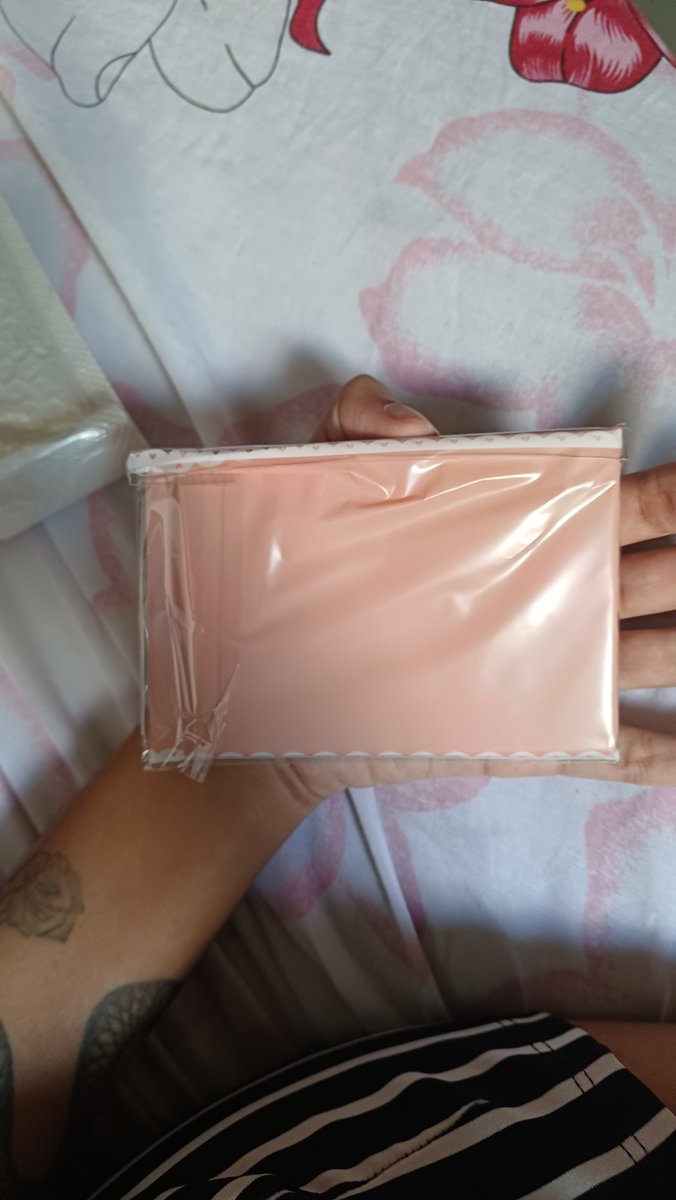 saraHinha2's tweet photo. Feedback super positivo para @dimplesbox! Estou apaixonada pelos meus novos photocards e pelos brindes que vieram juntos 💗 https://t.co/Qp3JVKzfMV
