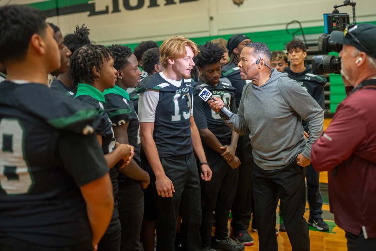 SpringISD's tweet photo. We’re taking a look back at an unforgettable Friday Football Frenzy as FOX 26’s Nate Griffin brought the energy to both Spring High School 🦁 and Dekaney High School 🐾 ahead of their big rivalry matchup!
From the school spirit to the excitement around campus, the hype was REAL. 📸🔥
Thank you, Nate, for stopping by and helping us get the rivalry started! 🙌🏽

-

¡Recordamos un inolvidable Friday Football Frenzy, cuando Nate Griffin de FOX 26 llevó toda la energía a la Secundaria Spring 🦁 y la Secundaria Dekaney 🐾 antes de su gran enfrentamiento de rivalidad.
Desde el orgullo escolar hasta la emoción que se vivió en ambas escuelas, ¡el entusiasmo fue REAL! 📸🔥
¡Gracias, Nate, por visitarnos y ayudarnos a dar inicio a esta gran rivalidad! 🙌🏽

#SpringISD #SpringHighSchool #DekaneyHighSchool #FridayFootballFrenzy #TheNewSpringISD