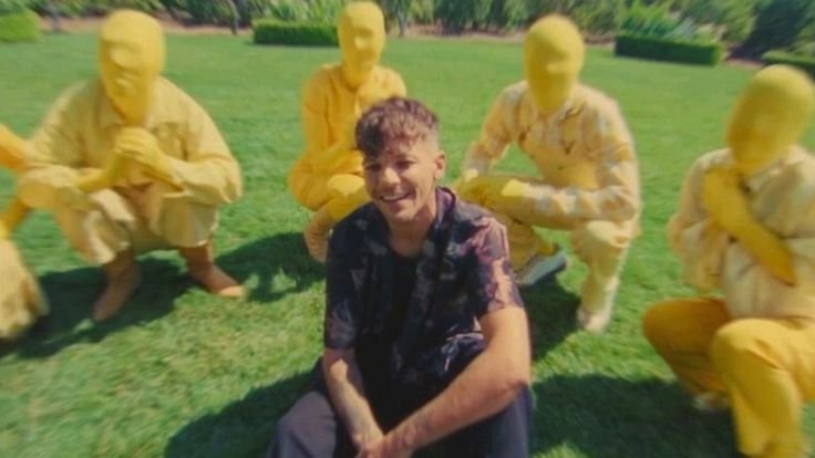 larrybeliever91's tweet photo. I STILL CAN'T BELIEVE HE SAID THAT 

 Louis: "I probably should have put my mates in the yellow suit. That's a funny idea. I suppose no one would have known who they are, eh? I'd put about half of One Direction in there and no one would have even realised." https://t.co/QzJeI0jSma