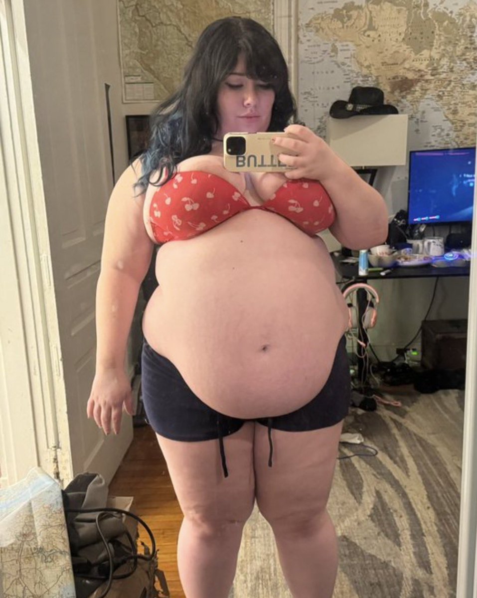 LenaBaileyplt's tweet photo. Am I big enough to be your girlfriend? Be honest. https://t.co/YBXwBlSCAm
