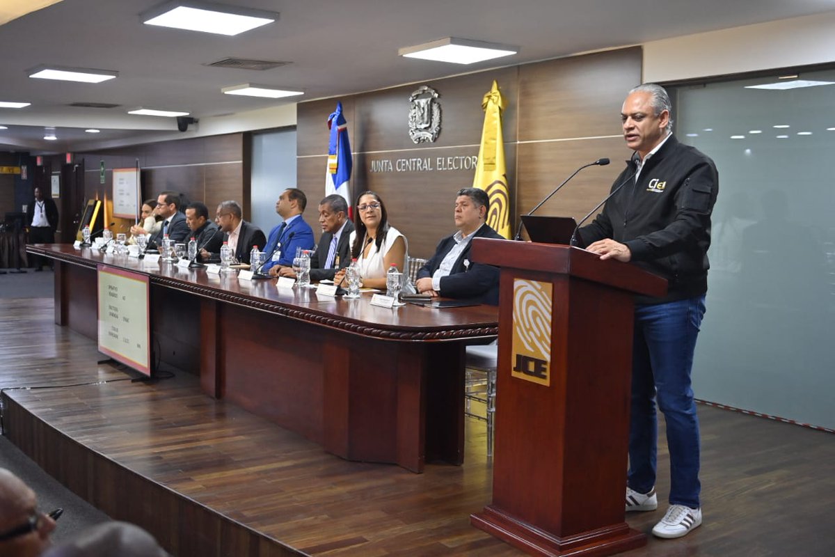 juntacentral's tweet photo. La Mesa Técnica de Cedulación de la #JCE, sostuvo este miércoles una reunión con delegados de los partidos políticos, como parte del seguimiento a los trabajos y avances relacionados con el proceso de cedulación.

Esta mesa técnica está integrada por los directores de Cedulación; Américo Rodríguez (@americorod); de Infómatica, Jhonny Rivera; de Partidos Políticos, Denny Díaz Mordán (@DennyDiazM); de Registro Civil, Rhina Díaz (@RhinaDiaz70); de Voto en el Exterior, Well Sepúlveda (@WellSepulveda); de Comunicaciones, Suedi León Jiménez (@Suedileon); de Coordinación de Juntas Electorales, Ramón Urbaez; de Inspectoría, Juan Bautista; de Elecciones, Mario Núñez (@mario_nu_val); de Registro Electoral, Luis Mariano Matos y la consultora jurídica, Nikauris Báez Ramírez (@NikaurisBaez)

En ese orden, estuvo presente la miembro titular del Pleno, Dolores Fernández Sánchez.