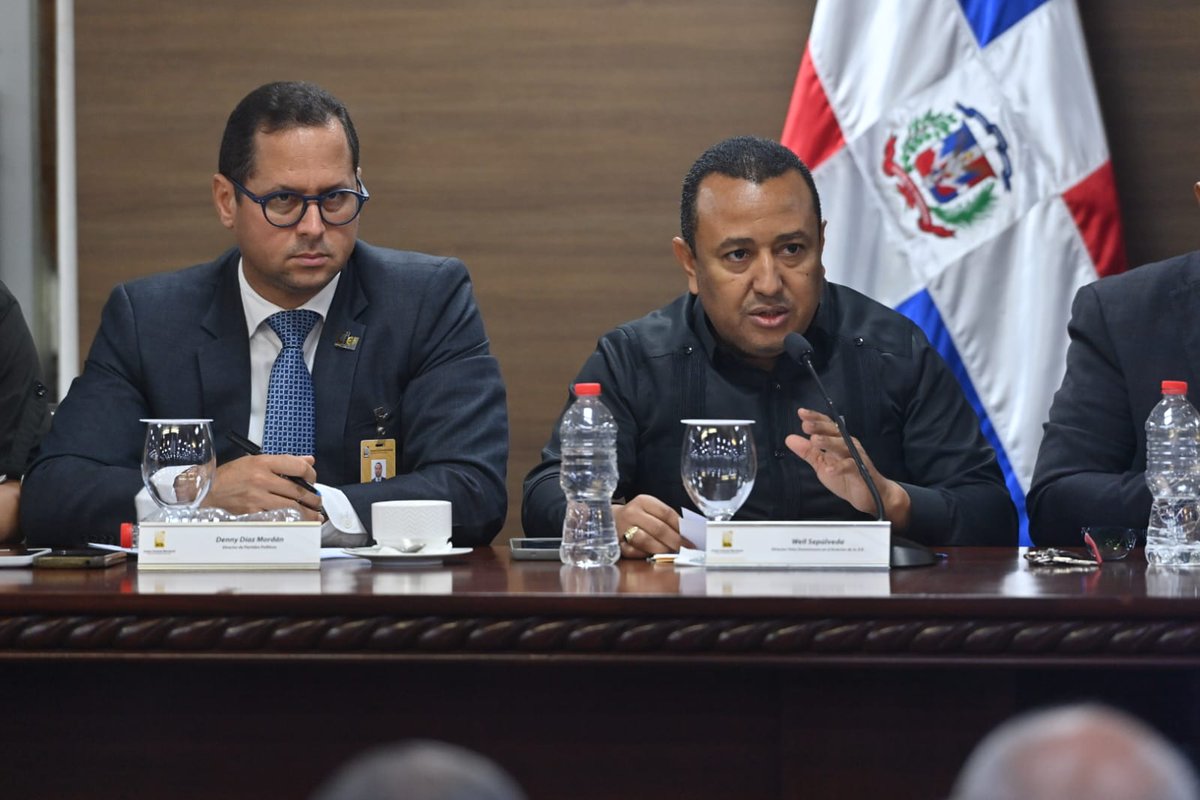 juntacentral's tweet photo. La Mesa Técnica de Cedulación de la #JCE, sostuvo este miércoles una reunión con delegados de los partidos políticos, como parte del seguimiento a los trabajos y avances relacionados con el proceso de cedulación.

Esta mesa técnica está integrada por los directores de Cedulación; Américo Rodríguez (@americorod); de Infómatica, Jhonny Rivera; de Partidos Políticos, Denny Díaz Mordán (@DennyDiazM); de Registro Civil, Rhina Díaz (@RhinaDiaz70); de Voto en el Exterior, Well Sepúlveda (@WellSepulveda); de Comunicaciones, Suedi León Jiménez (@Suedileon); de Coordinación de Juntas Electorales, Ramón Urbaez; de Inspectoría, Juan Bautista; de Elecciones, Mario Núñez (@mario_nu_val); de Registro Electoral, Luis Mariano Matos y la consultora jurídica, Nikauris Báez Ramírez (@NikaurisBaez)

En ese orden, estuvo presente la miembro titular del Pleno, Dolores Fernández Sánchez.
