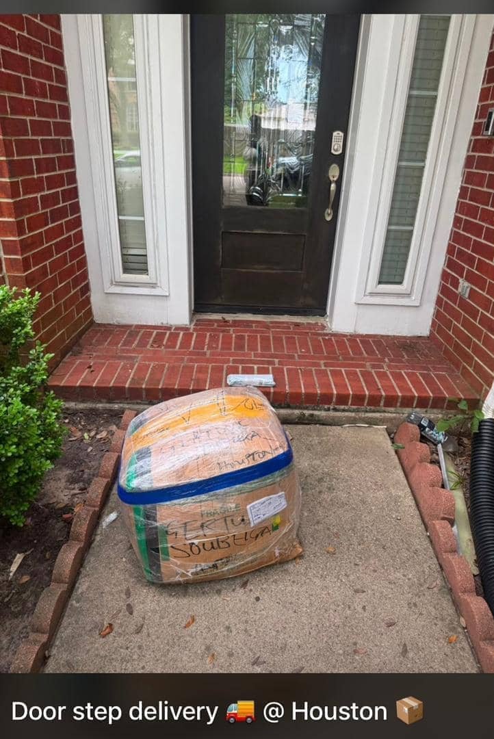 Emmyteelogistic's tweet photo. 📦🏡 FROM OUR HANDS TO YOUR DOORSTEP. Another successful delivery in Houston, USA 🇺🇸. Emmytee Logistics goes beyond shipping, ensuring your packages arrive safely, securely, and conveniently. Seamless service. Doorstep delivery. Global reach. 📲 08100744153 | 07081789076 #cargo https://t.co/o8juDfPKHo