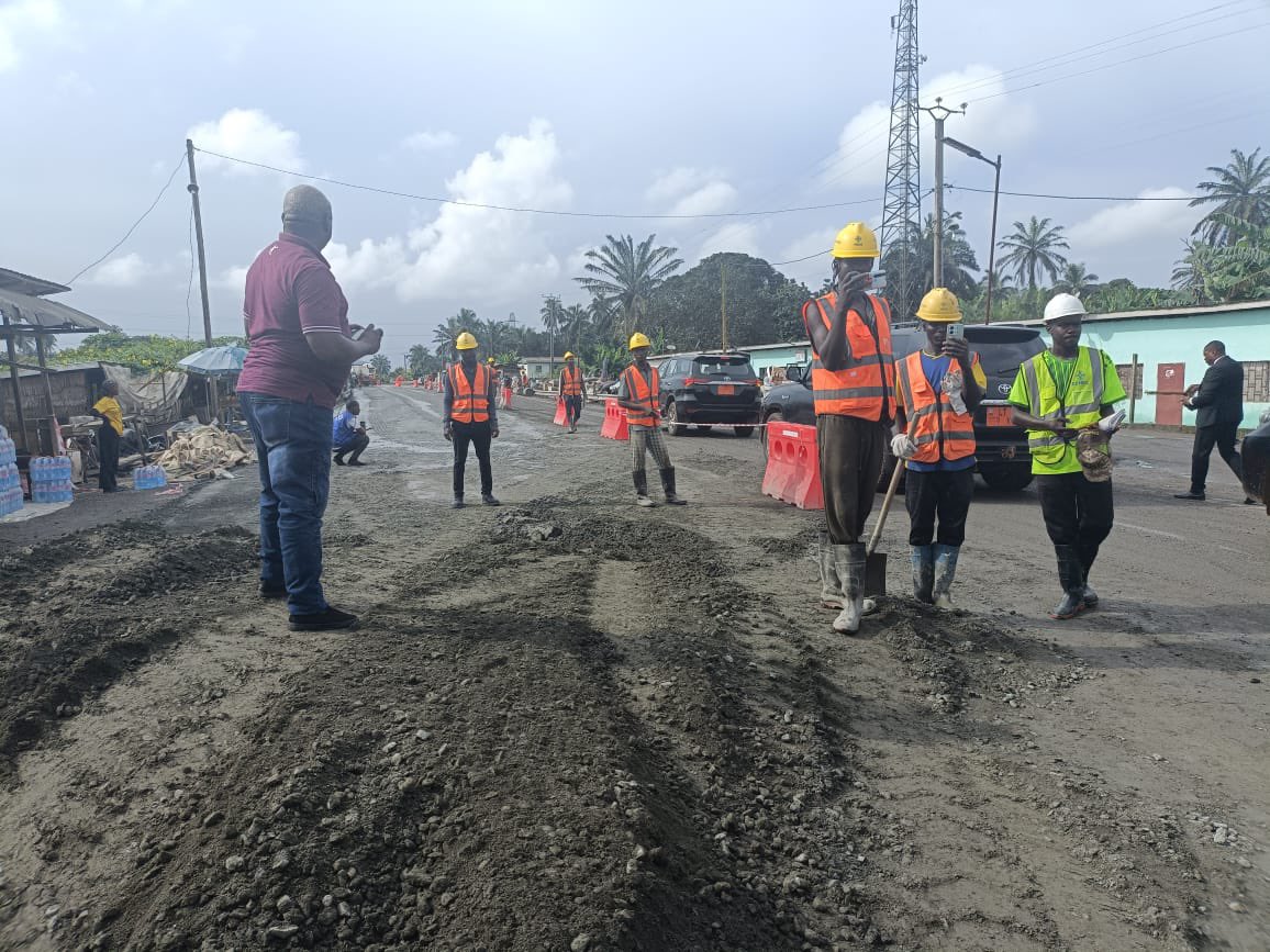 CRTV_web's tweet photo. afin de mieux sécuriser les usagers et de matérialiser les espaces d’intervention de l’entreprise.
#MINTP
#Cameroun https://t.co/G2bwUeRytJ