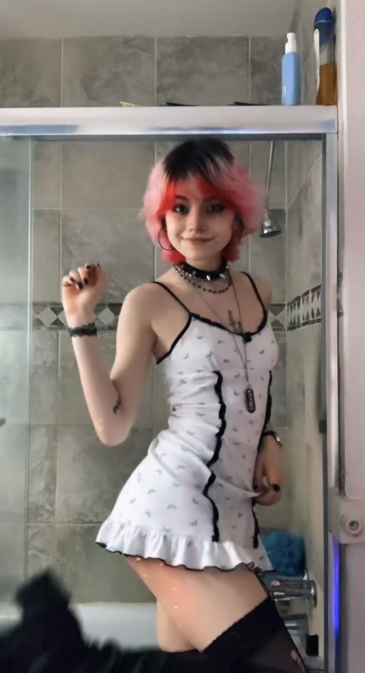 LovingLilyRenee's tweet photo. Red Haired Goddess (2/2) https://t.co/Fxb0qiGsAm