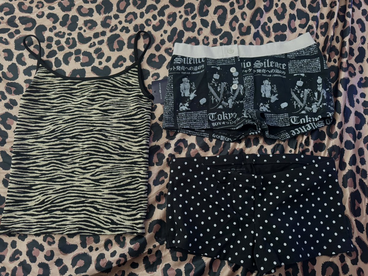 alycheong's tweet photo. brandy melville &amp; hollister haul

shorts r definitely being worn only at home they genuinely cover nothing https://t.co/VIXX1gAl0m
