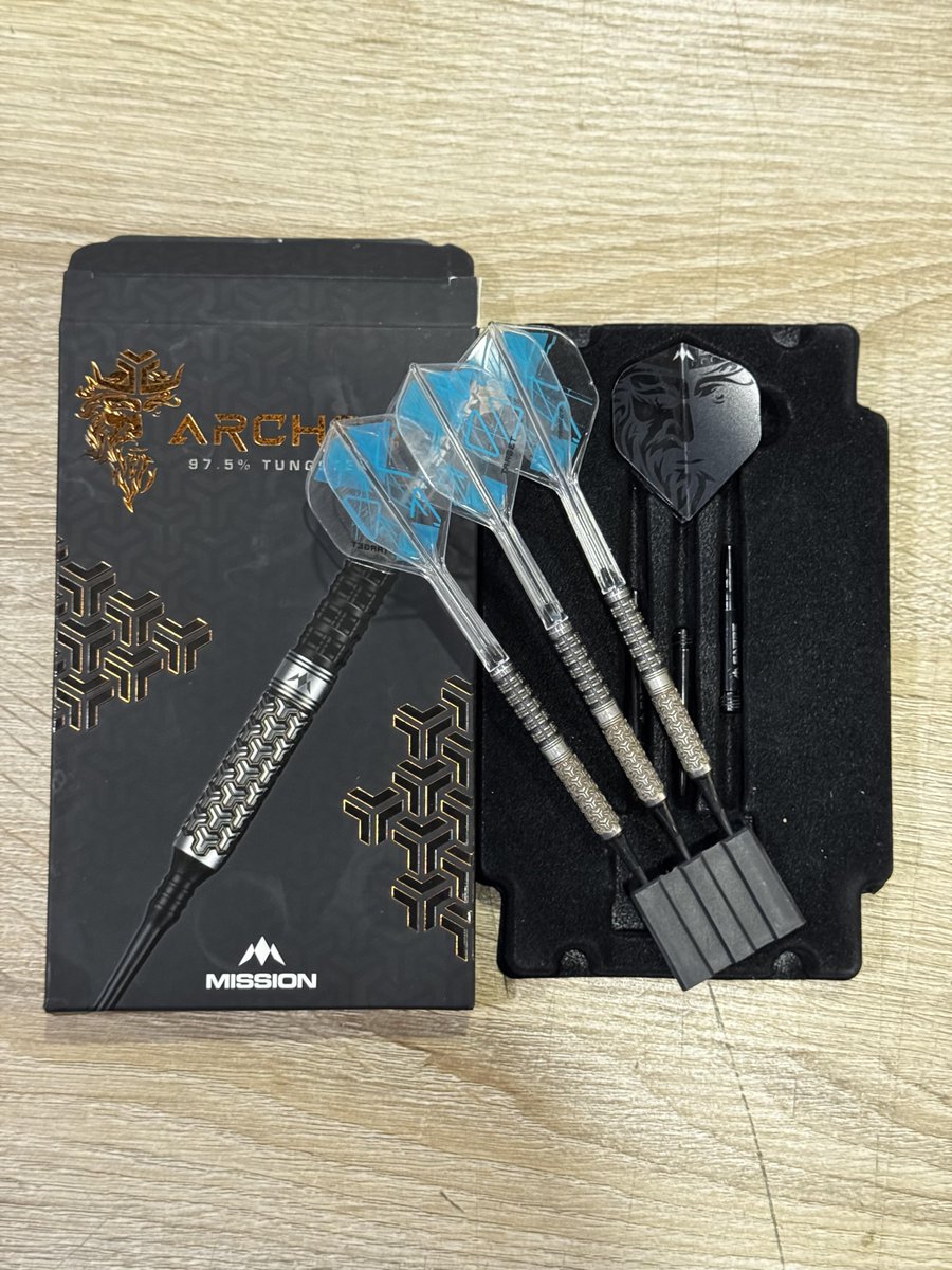 Velvet_Alpha's tweet photo. 超かっこいい黒銅コーティングのダーツです🎯これはMissionブランドで最もタングステン含有量が高いダーツですよ https://t.co/hIkHl8FhTx